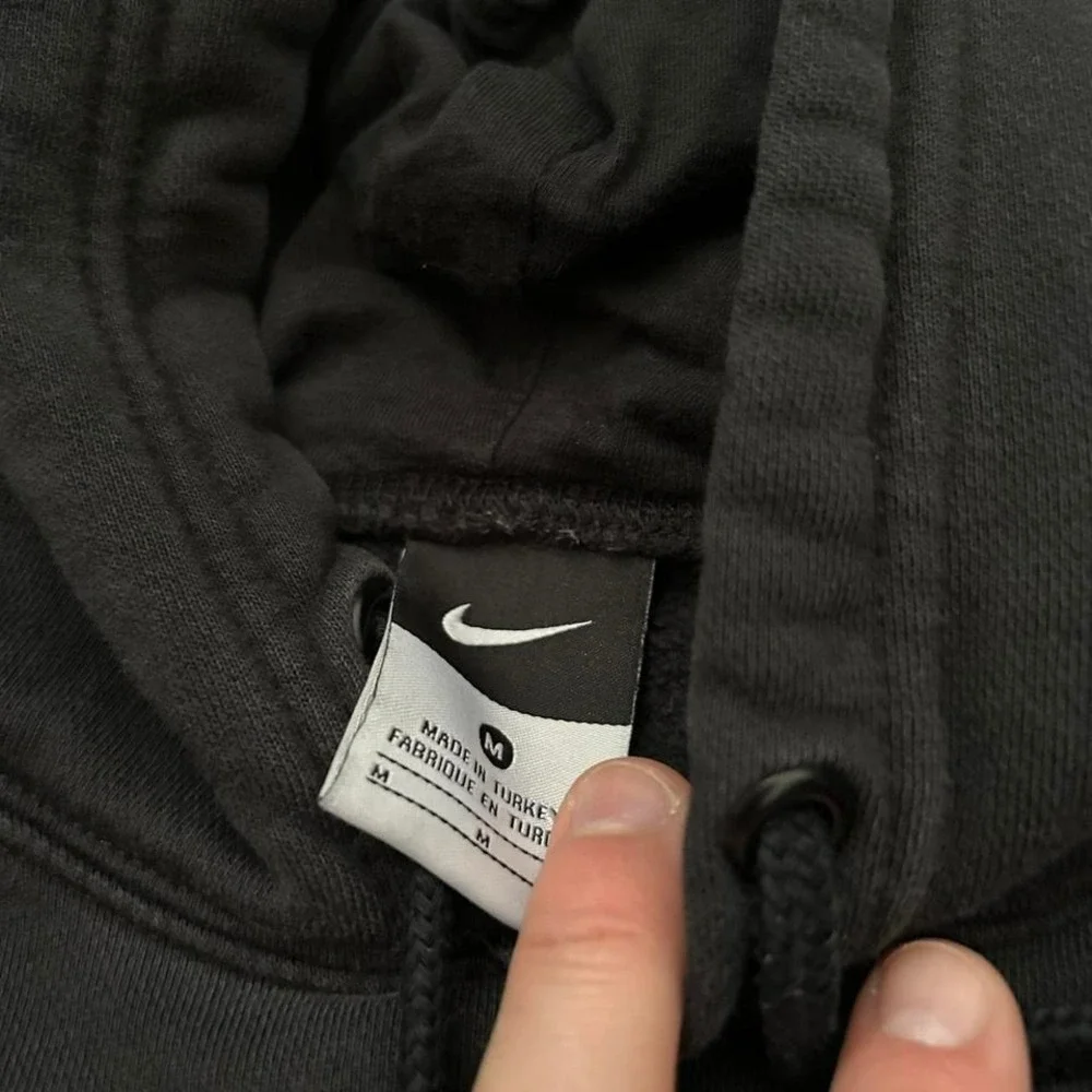 Vintage stitched center swoosh black Nike hoodie with red‎ accents
